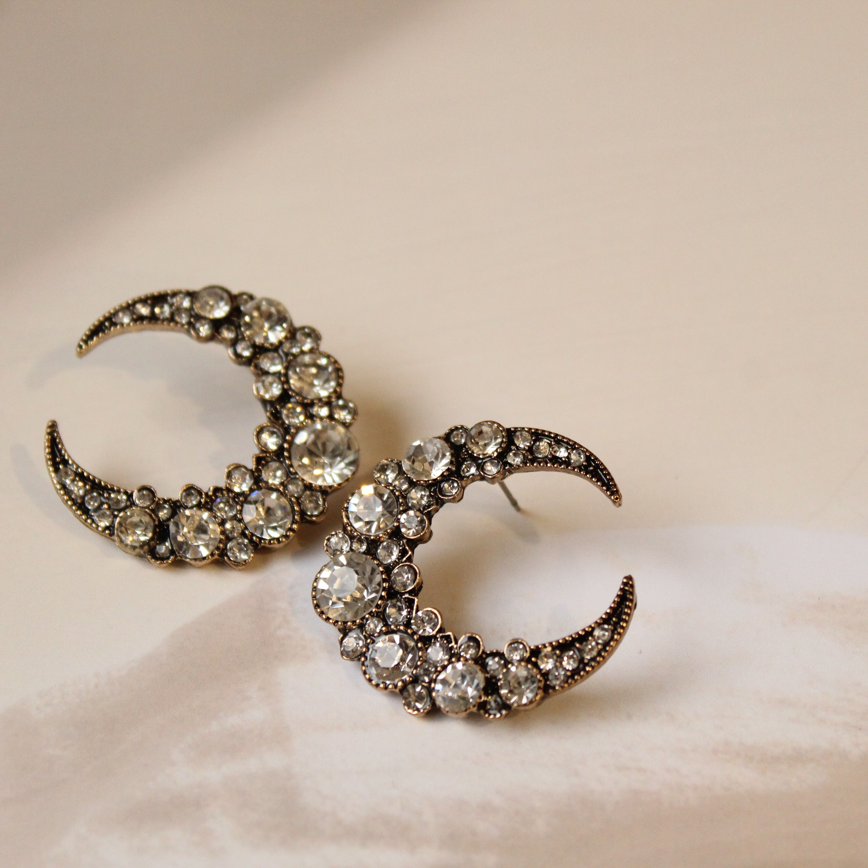 Moon shape studs